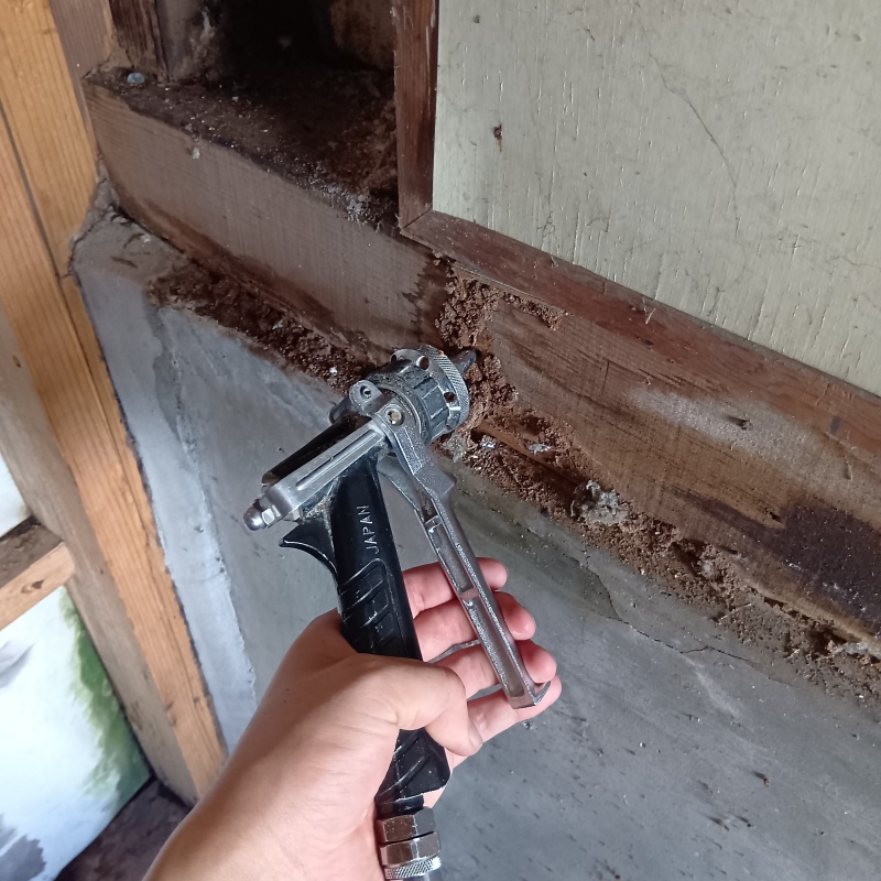 室内の木部にシロアリ駆除剤を注入