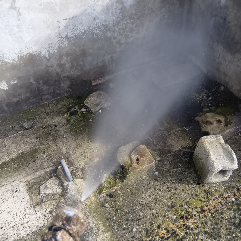 建物まわりの壁にシロアリ駆除剤を散布