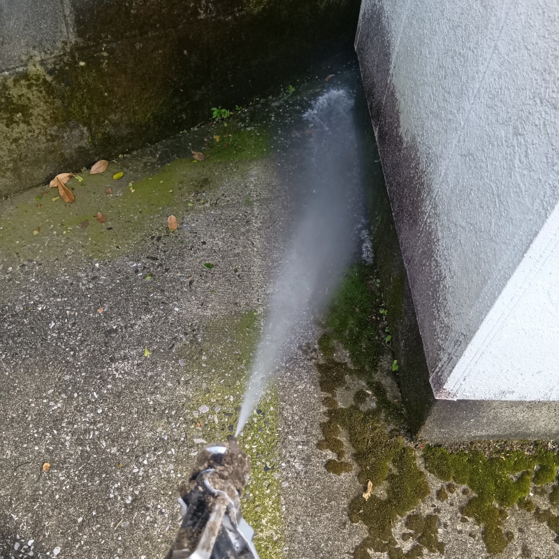 建物まわりの地面にシロアリ駆除剤を散布