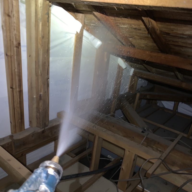 床下の木部にシロアリ駆除剤を散布