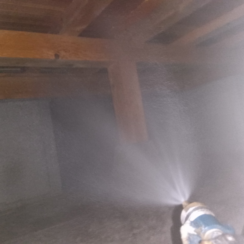 床下の木部にシロアリ駆除剤を散布