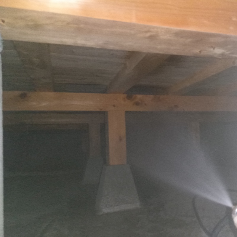 床下の木部にシロアリ駆除剤を散布