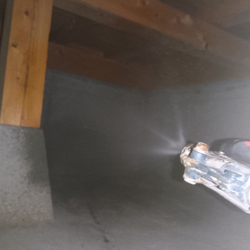 床下の基礎にシロアリ駆除剤を散布