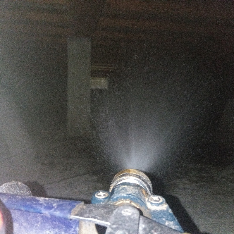 床下の基礎にシロアリ駆除剤を散布