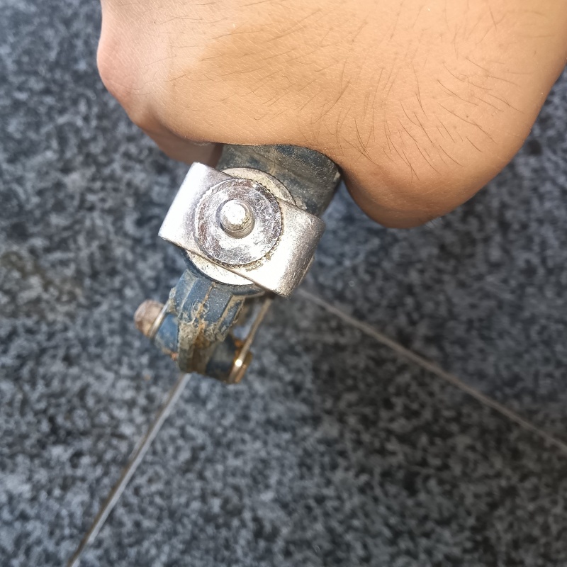 玄関床タイルにシロアリ駆除剤を注入