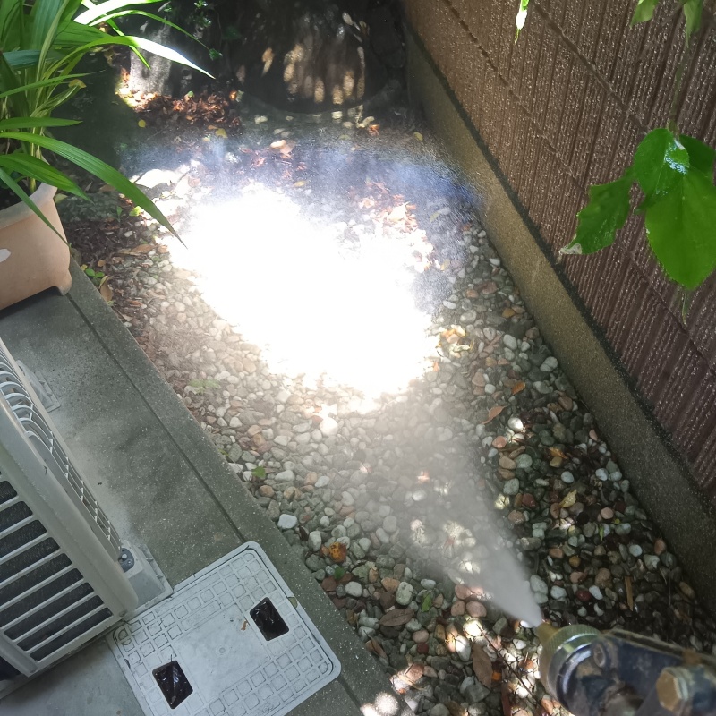 庭の砂利にシロアリ駆除剤を散布