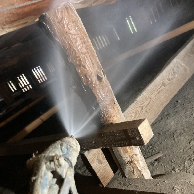 床下の木部にシロアリ駆除剤を散布