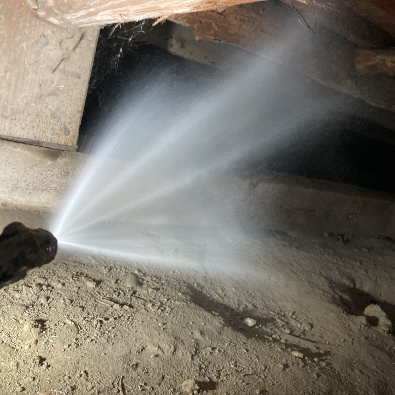 床下の基礎にシロアリ駆除剤を散布