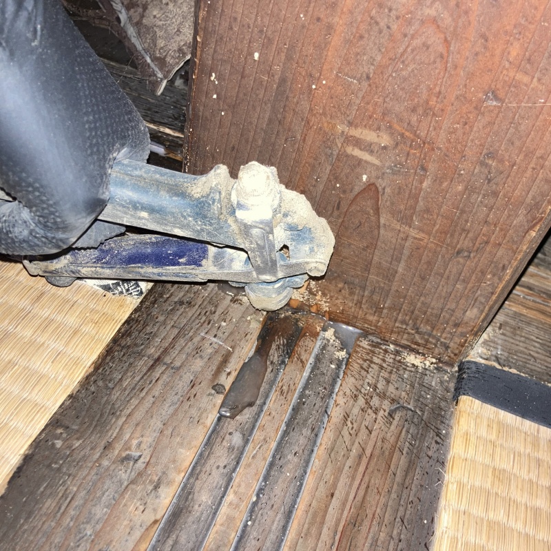 ふすまの敷居にシロアリ駆除剤を注入