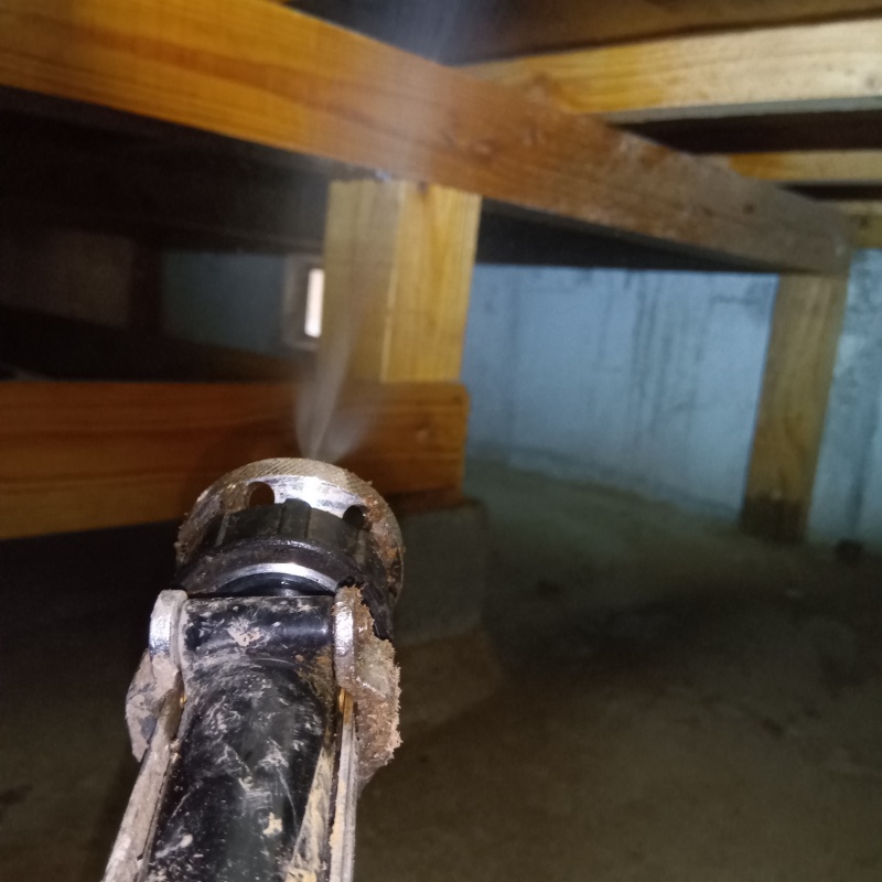 床下の木部にシロアリ駆除剤を散布