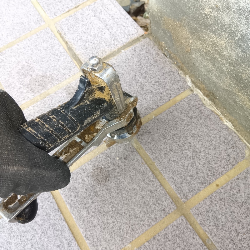 玄関床のタイルにシロアリ駆除剤を注入