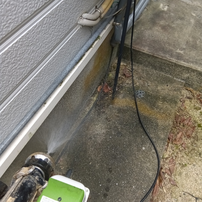 外壁の基礎にシロアリ駆除剤を散布