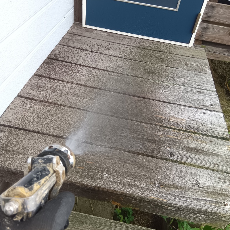 ウッドデッキにシロアリ駆除剤を散布