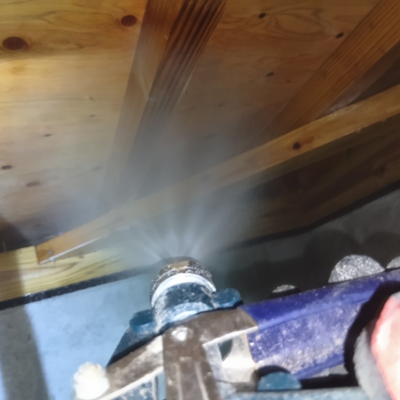 床下の木部にシロアリ駆除剤を散布