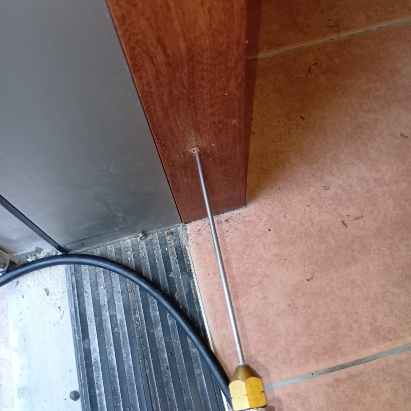 室内の柱にシロアリ駆除剤を注入