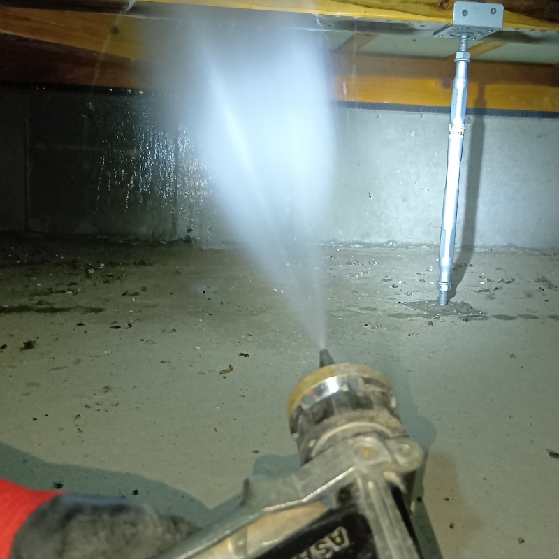 床下の木部にシロアリ駆除剤を散布