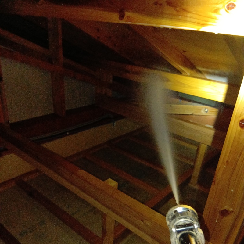 屋根裏の木部にシロアリ駆除剤を散布