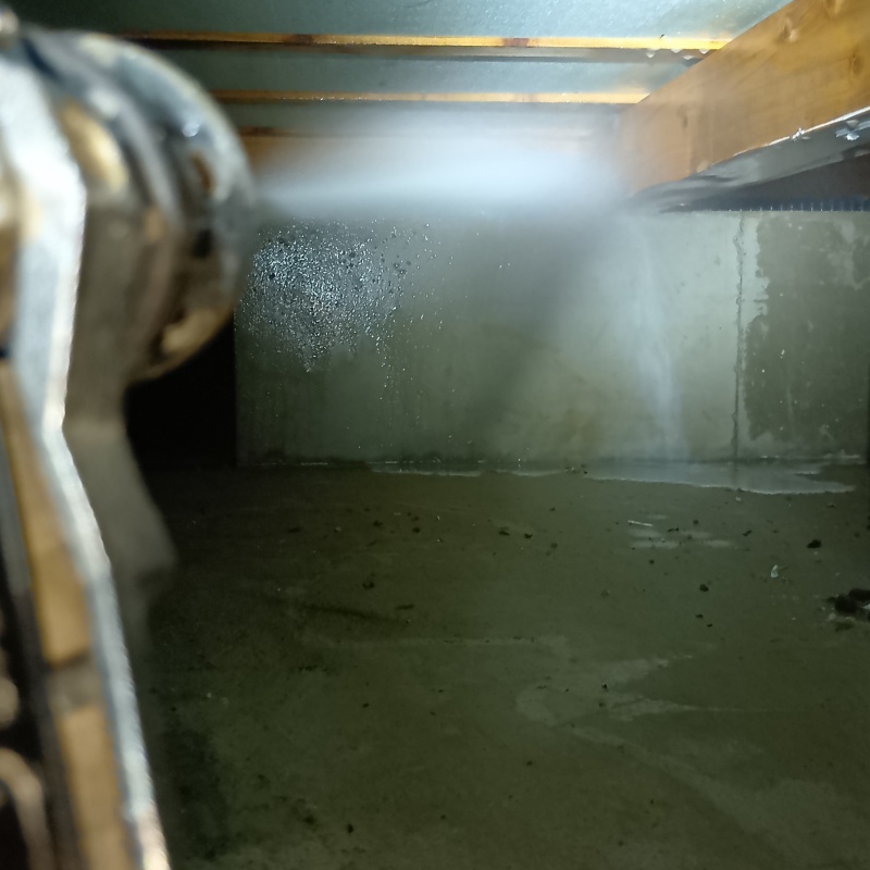 床下の基礎にシロアリ駆除剤を散布