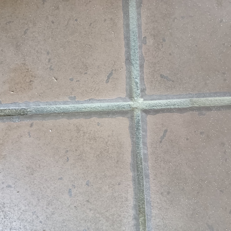 開けた穴をパテで補修