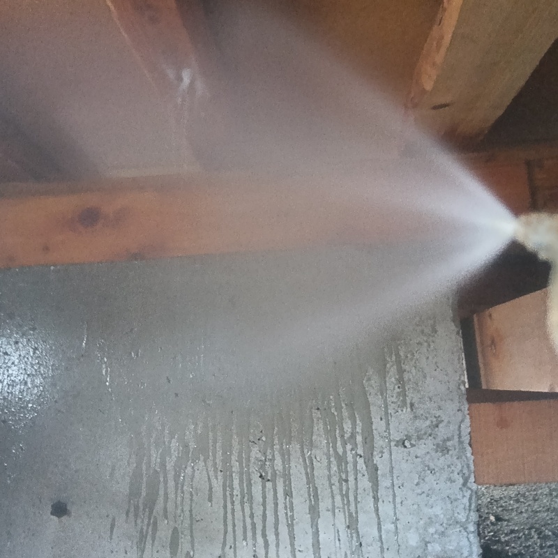 床下の基礎にシロアリ駆除剤を散布