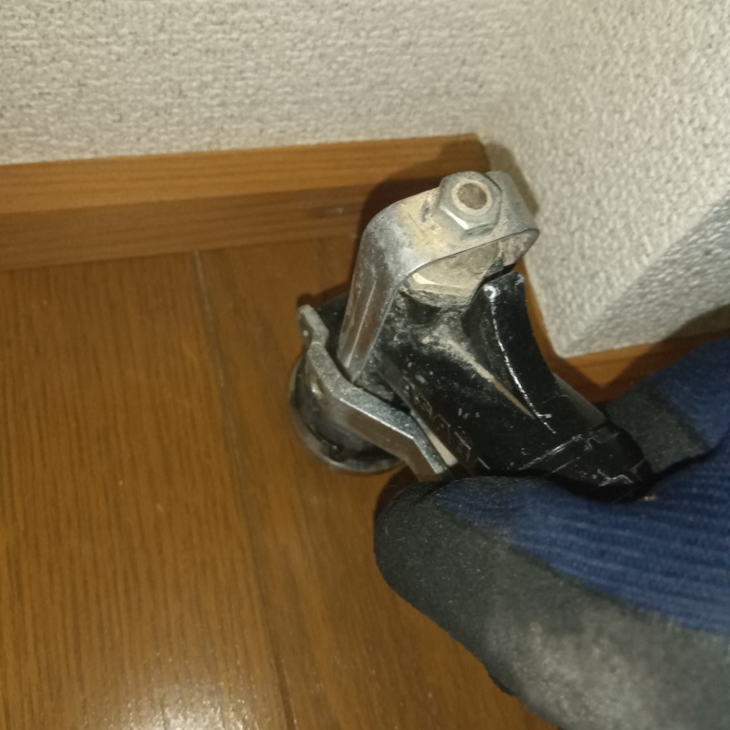 室内のフローリングにシロアリ駆除剤を注入