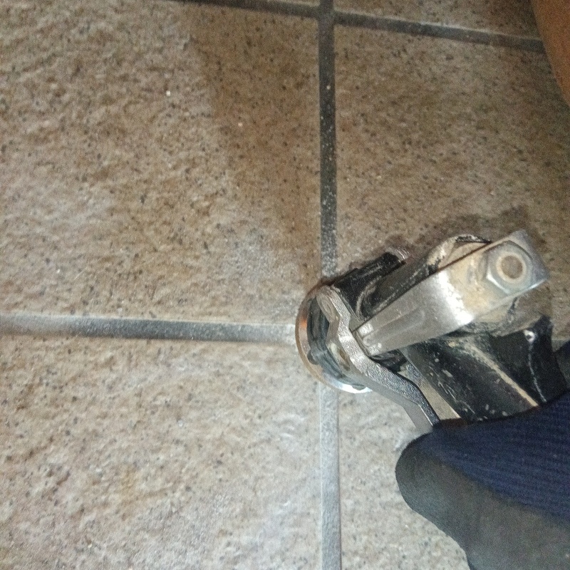 玄関の床タイルにシロアリ駆除剤を注入