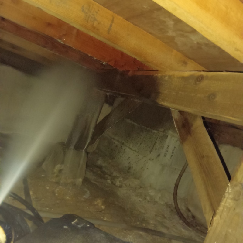 床下の木部にシロアリ駆除剤を散布