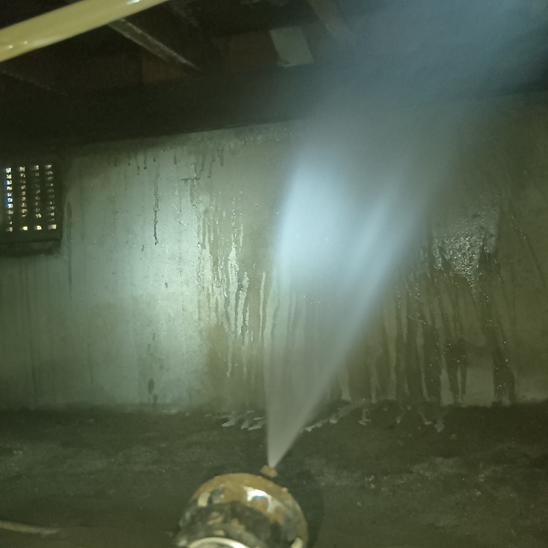 床下の基礎にシロアリ駆除剤を散布