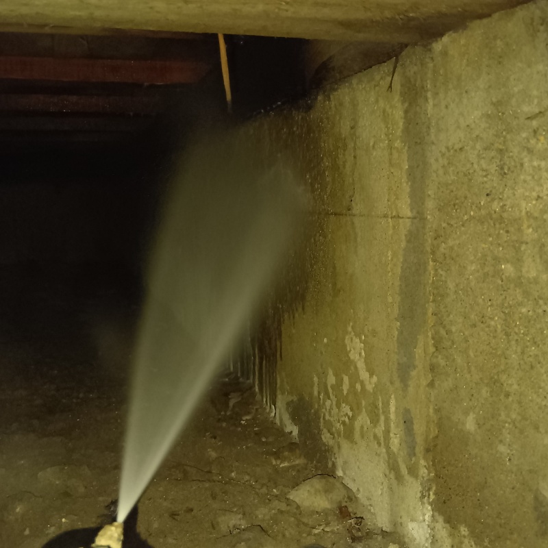 床下の基礎にシロアリ駆除剤を散布