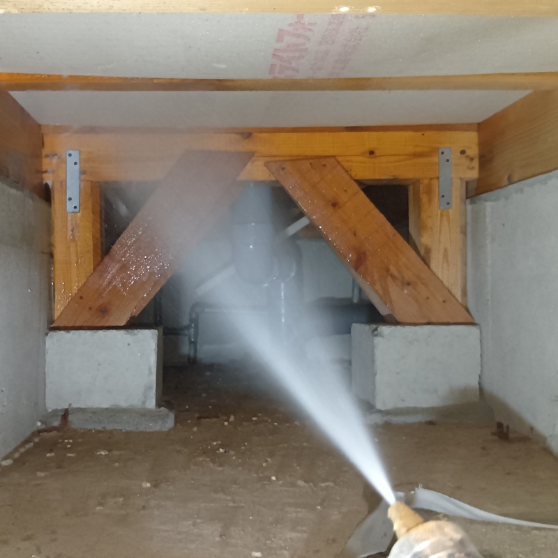 床下の木部にシロアリ駆除剤を散布