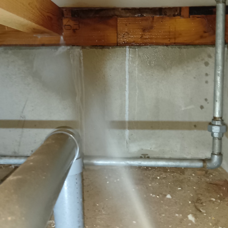 床下の基礎にシロアリ駆除剤を散布