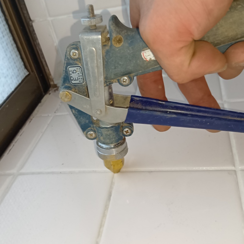 浴室のタイルにシロアリ駆除剤を注入