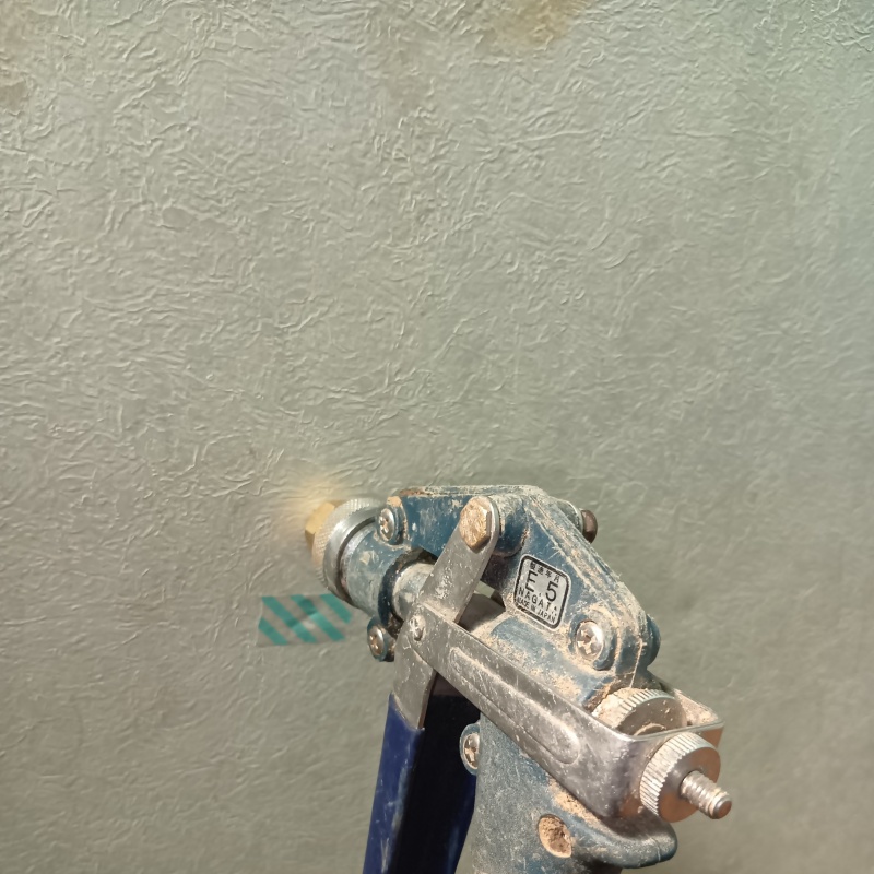 室内の壁にシロアリ駆除剤を注入