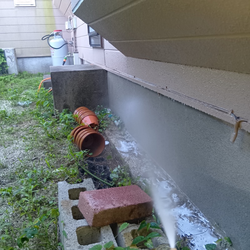 外壁の基礎にシロアリ駆除剤を散布