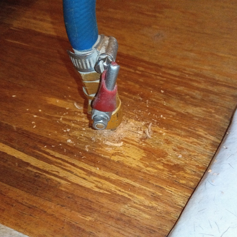 室内のフローリングにシロアリ駆除剤を注入