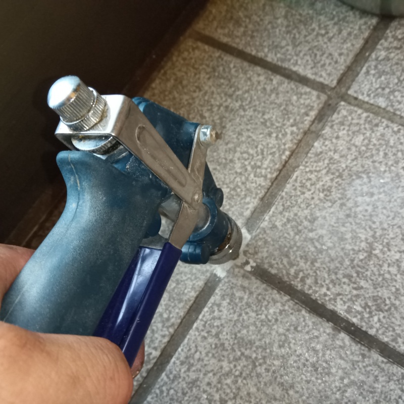 玄関の床タイルにシロアリ駆除剤を注入