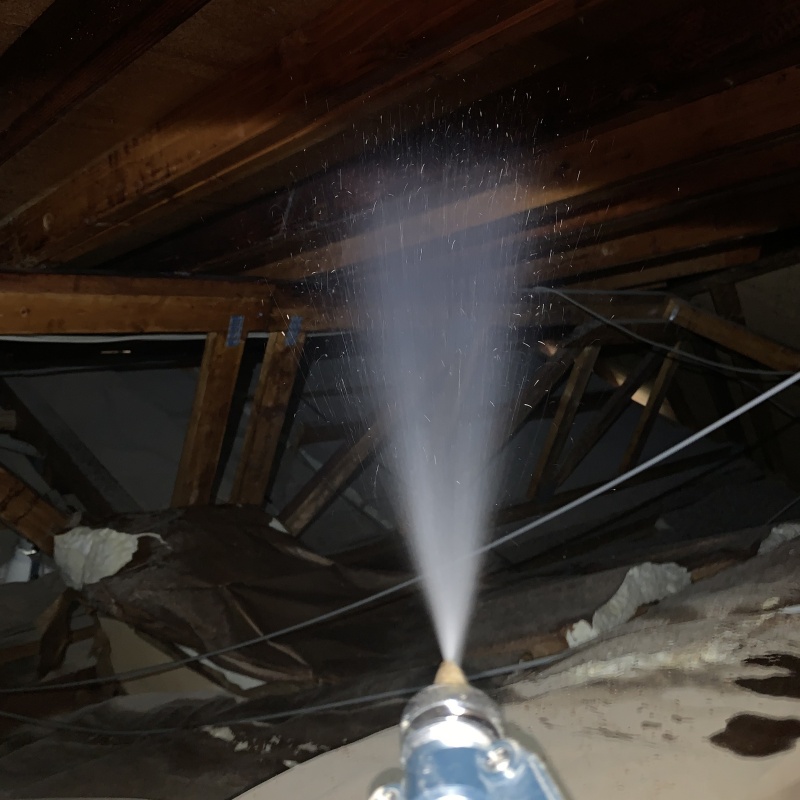 床下の木材にシロアリ駆除剤を散布する様子