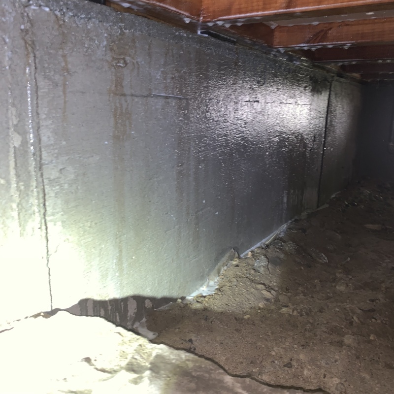 床下の基礎部分にシロアリ駆除剤を散布した様子