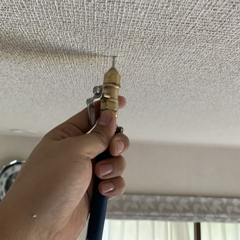 2階の天井にシロアリ駆除剤を注入する様子