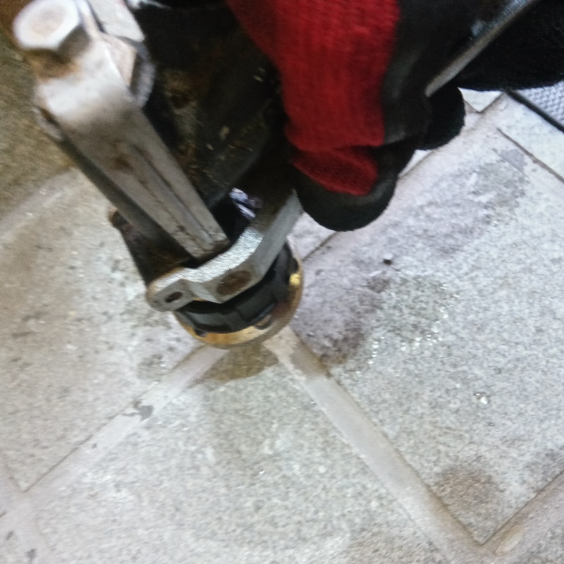 玄関の床にシロアリ駆除剤を注入する様子