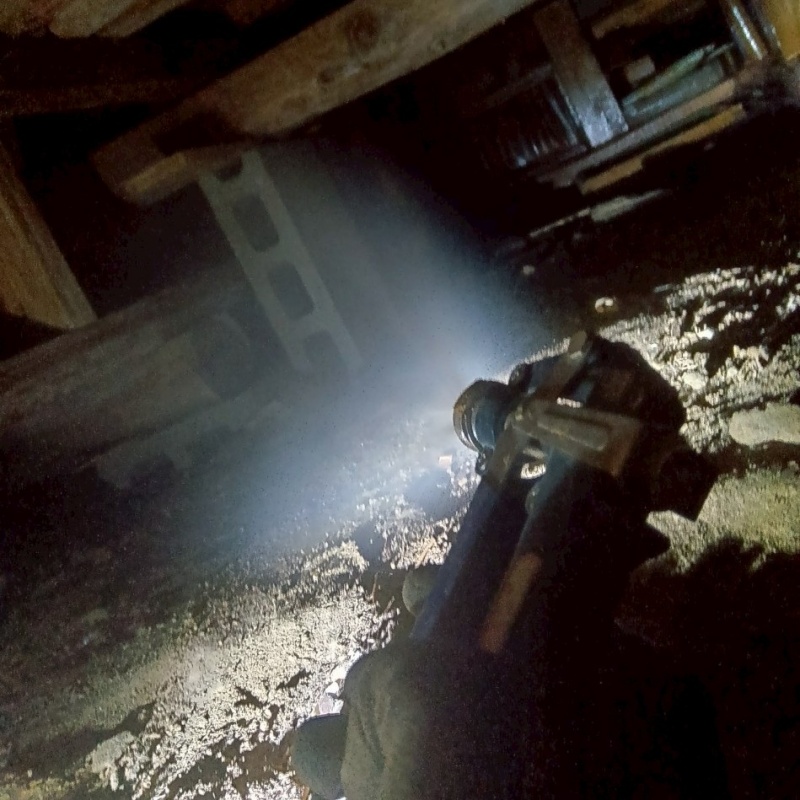 床下の土壌にシロアリ駆除剤を散布する様子