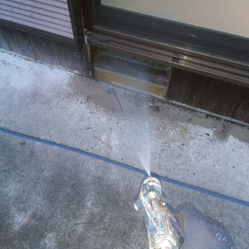 基礎まわりにシロアリ駆除剤を散布する様子