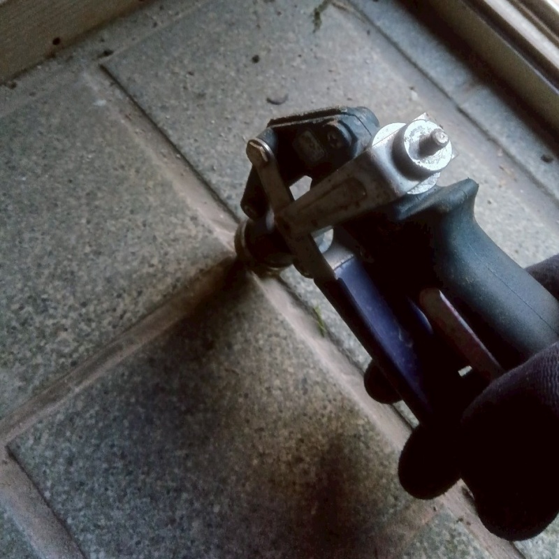 玄関の床にシロアリ駆除剤を注入する様子