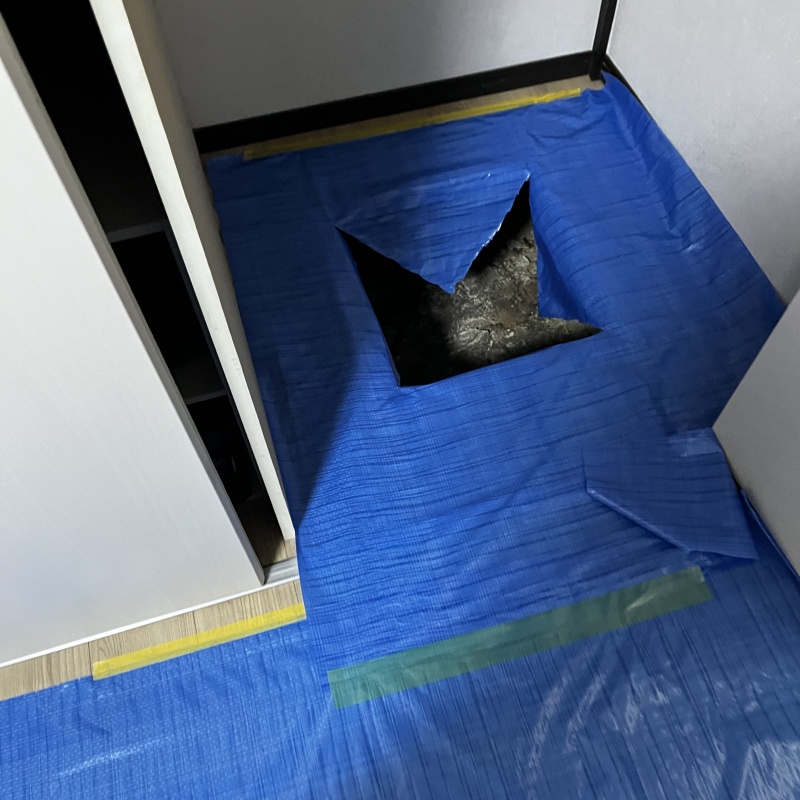 床下点検口を作成する様子
