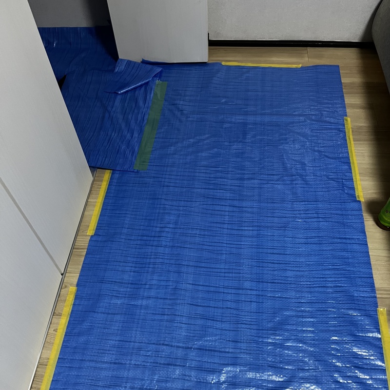 床下点検口を作成する様子