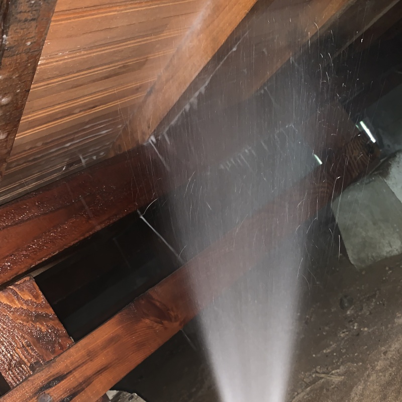 床下の木材にシロアリ駆除剤を散布する様子