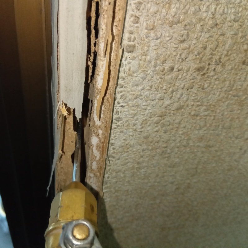 食害を受けたサッシ部分にシロアリ駆除を注入する様子