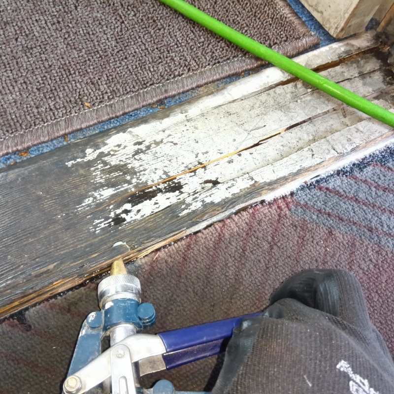 食害を受けた廊下の木材にシロアリ駆除を注入する様子