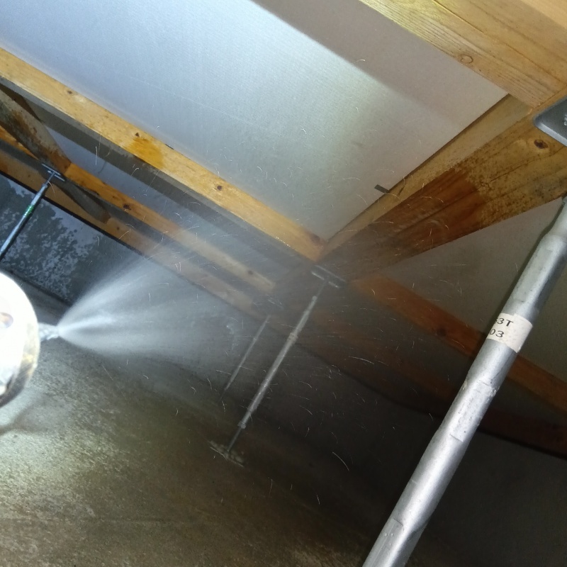 床下の木材にシロアリ駆除剤を散布する様子