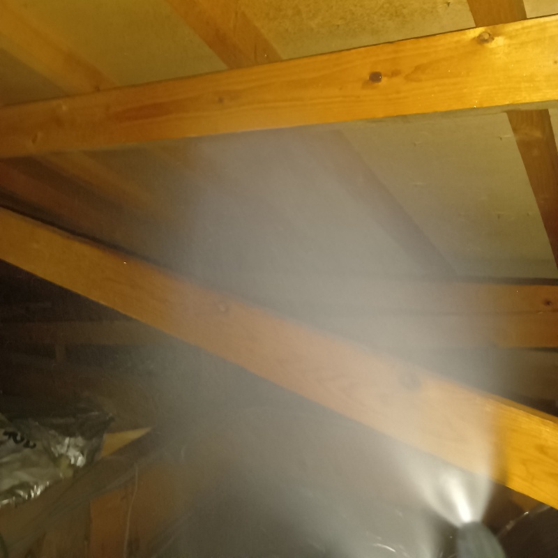 床下の木材にシロアリ駆除剤を散布する様子